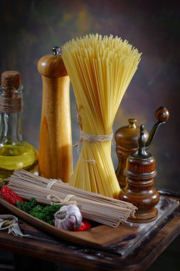 Mutfakta sebze ve kompozisyonda çiğ makarna..