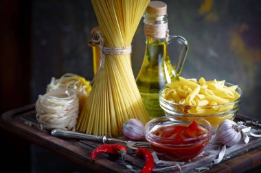 Mutfakta sebze ve kompozisyonda çiğ makarna..