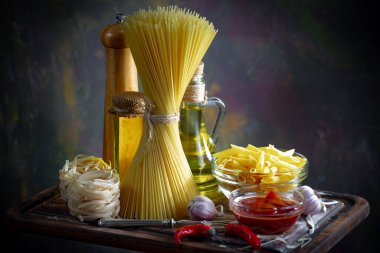 Mutfakta sebze ve kompozisyonda çiğ makarna..