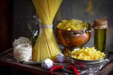 Mutfakta sebze ve kompozisyonda çiğ makarna..