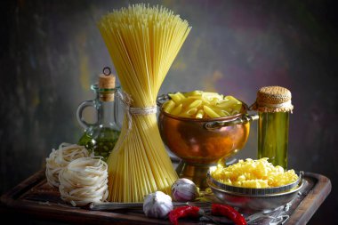 Mutfakta sebze ve kompozisyonda çiğ makarna..