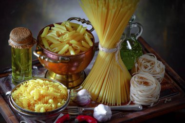 Mutfakta sebze ve kompozisyonda çiğ makarna..