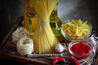 Mutfakta sebze ve kompozisyonda çiğ makarna..