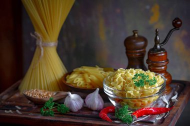 Mutfakta sebze ve kompozisyonda çiğ makarna..