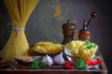 Mutfakta sebze ve kompozisyonda çiğ makarna..