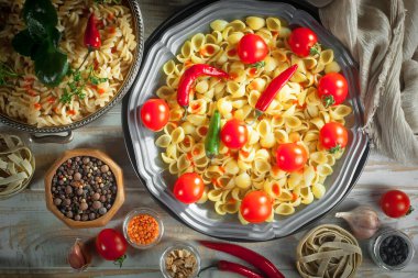 Sebzeli haşlanmış makarna