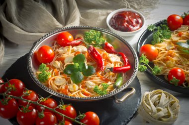 Sebzeli haşlanmış makarna