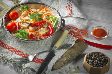 Sebzeli haşlanmış makarna