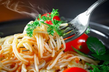 Sebzeli haşlanmış makarna