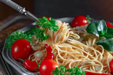 Sebzeli haşlanmış makarna