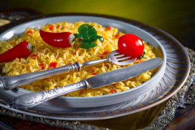 Sebzeli haşlanmış makarna