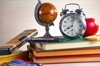 Okul malzemeleri hafif arka planda bir kompozisyonda sergilenir. Okula geri dön..