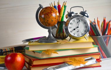 Okul malzemeleri hafif arka planda bir kompozisyonda sergilenir. Okula geri dön..