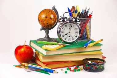 Okul malzemeleri hafif arka planda bir kompozisyonda sergilenir. Okula geri dön..