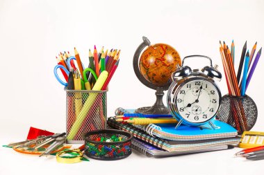 Okul malzemeleri hafif arka planda bir kompozisyonda sergilenir. Okula geri dön..