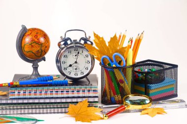Okul malzemeleri hafif arka planda bir kompozisyonda sergilenir. Okula geri dön..