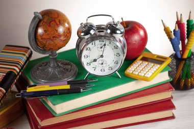 Okul malzemeleri hafif arka planda bir kompozisyonda sergilenir. Okula geri dön..