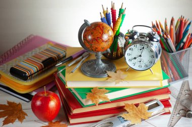 Okul malzemeleri hafif arka planda bir kompozisyonda sergilenir. Okula geri dön..