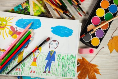 Okul malzemeleri hafif arka planda bir kompozisyonda sergilenir. Okula geri dön..