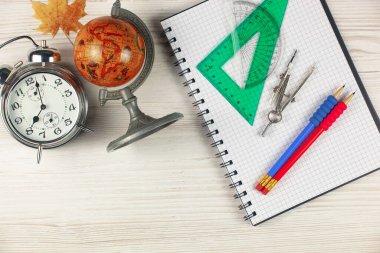 Okul malzemeleri hafif arka planda bir kompozisyonda sergilenir. Okula geri dön..