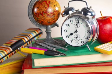 Okul malzemeleri hafif arka planda bir kompozisyonda sergilenir. Okula geri dön..