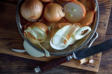 Çiğ soğan, eski bir arka planda kompozisyon