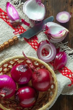 Çiğ soğan, eski bir arka planda kompozisyon