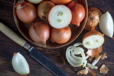 Çiğ soğan, eski bir arka planda kompozisyon