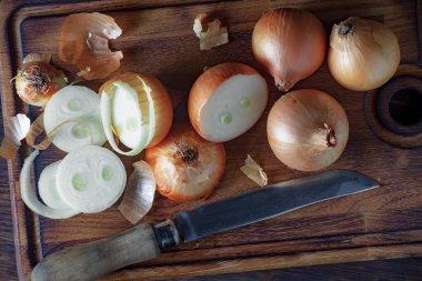 Çiğ soğan, eski bir arka planda kompozisyon