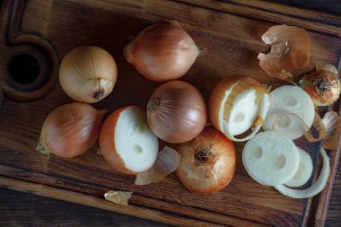 Çiğ soğan, eski bir arka planda kompozisyon