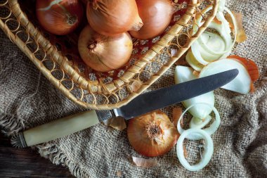 Çiğ soğan, eski bir arka planda kompozisyon