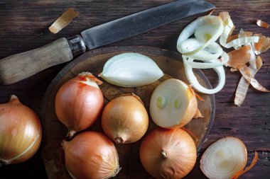 Çiğ soğan, eski bir arka planda kompozisyon