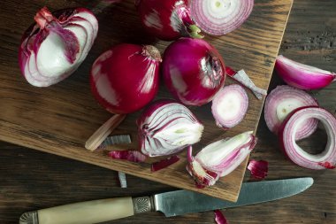 Çiğ soğan, eski bir arka planda kompozisyon