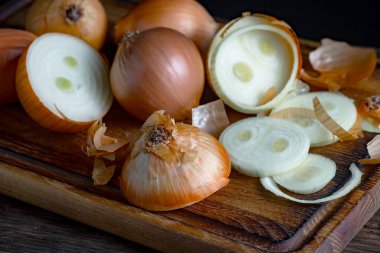 Çiğ soğan, eski bir arka planda kompozisyon