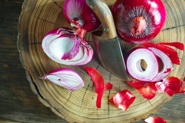 Çiğ soğan, eski bir arka planda kompozisyon