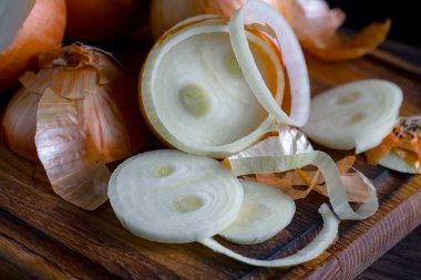 Çiğ soğan, eski bir arka planda kompozisyon