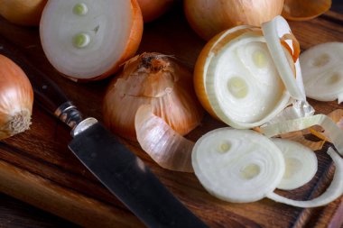 Çiğ soğan, eski bir arka planda kompozisyon