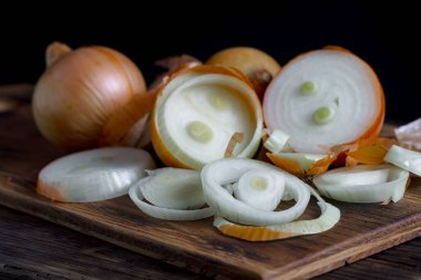 Çiğ soğan, eski bir arka planda kompozisyon