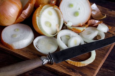 Çiğ soğan, eski bir arka planda kompozisyon