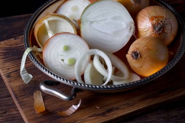 Çiğ soğan, eski bir arka planda kompozisyon