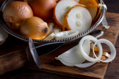 Çiğ soğan, eski bir arka planda kompozisyon