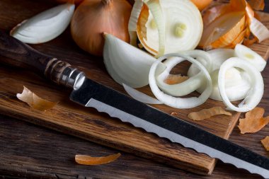 Çiğ soğan, eski bir arka planda kompozisyon