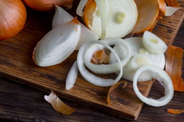 Çiğ soğan, eski bir arka planda kompozisyon