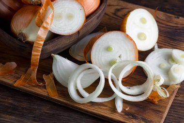 Çiğ soğan, eski bir arka planda kompozisyon