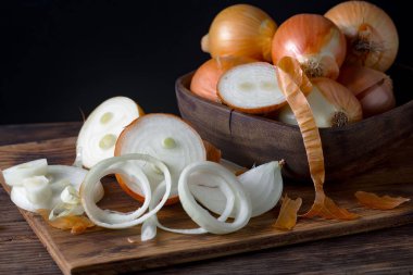 Çiğ soğan, eski bir arka planda kompozisyon