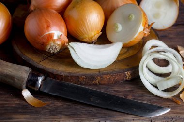 Çiğ soğan, eski bir arka planda kompozisyon