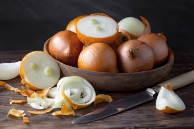 Çiğ soğan, eski bir arka planda kompozisyon