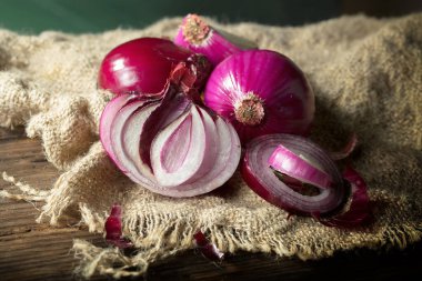 Çiğ soğan, eski bir arka planda kompozisyon