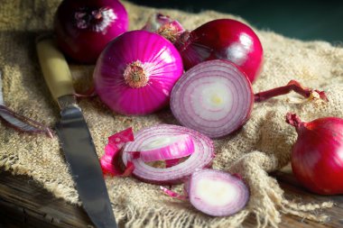 Çiğ soğan, eski bir arka planda kompozisyon