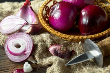 Çiğ soğan, eski bir arka planda kompozisyon